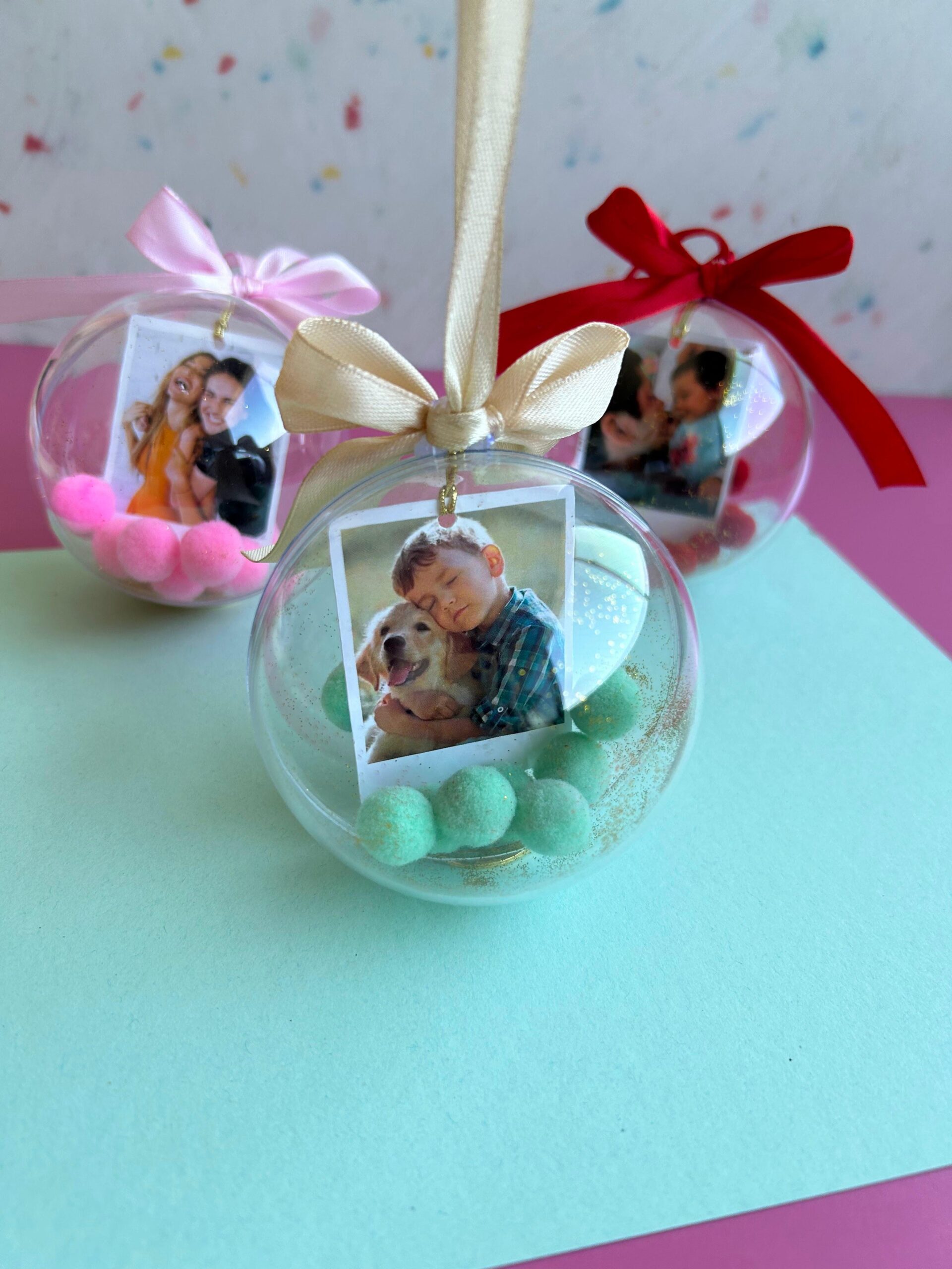 Adornos navideños con fotos y pompones - Imagen 5