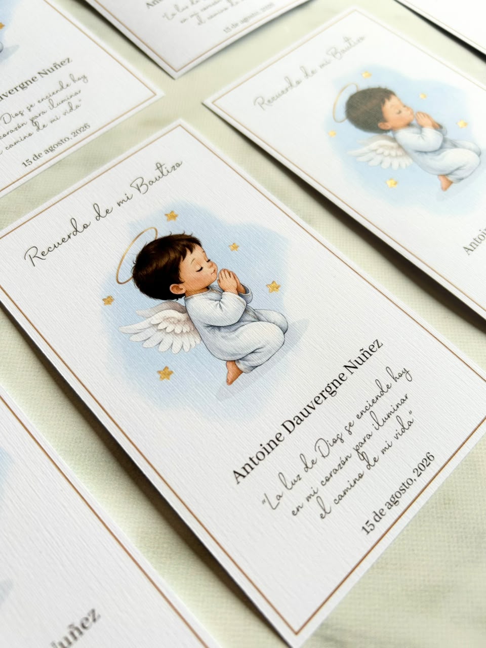 Santito de bautizo diseño de angelito con detalles dorados - Imagen 2